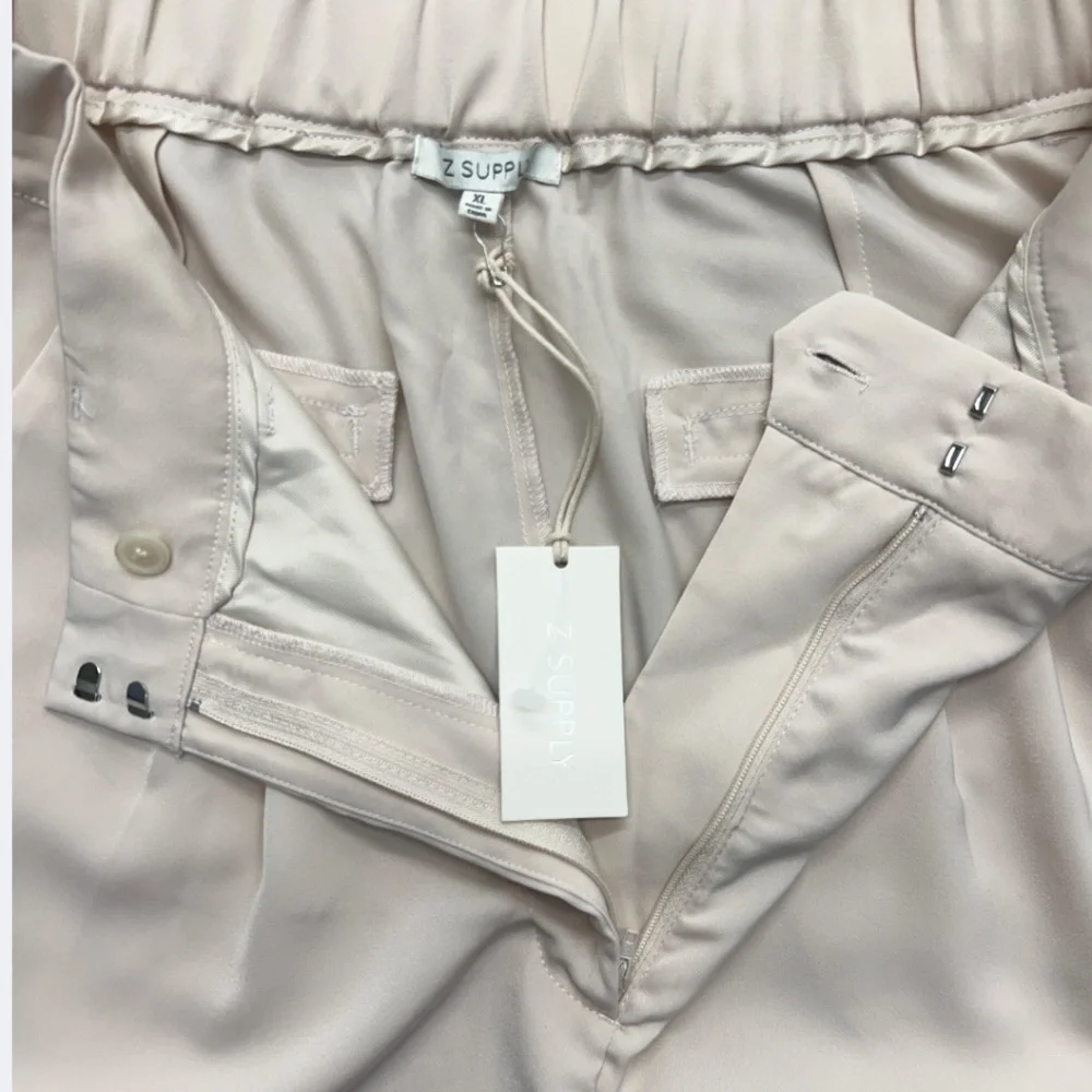 Z Supply Shorts Womens XL Cream Pleated Dressy High Rise Elastic Waist Polyester